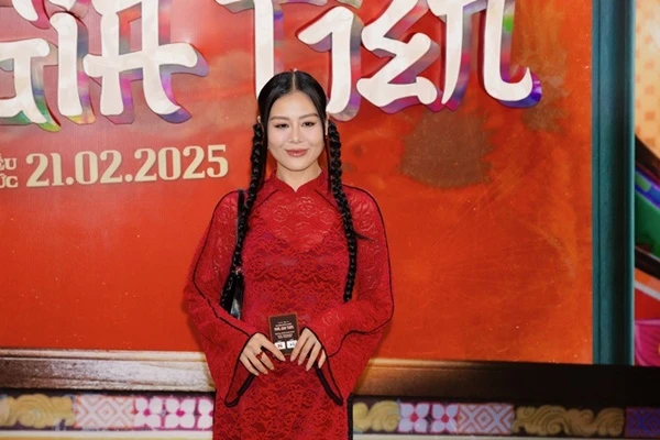 Nam Thư mặc áo dài lộ nội y phản cảm gây tranh cãi