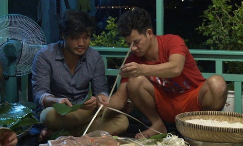 Xuân Bắc nhiệt tình dạy doanh nhân Đỗ Minh gói bánh chưng