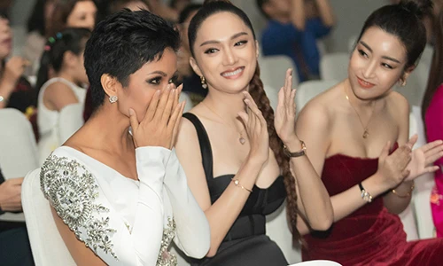 Vừa trở về nước, H’hen Niê bất ngờ khi được vinh danh