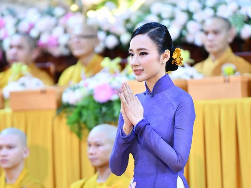 Angela Phương Trinh diện áo dài xuất hiện ở chùa đẹp tuyệt trần