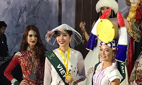 Nam Em bất ngờ giành giải vàng tại Hoa hậu Trái đất