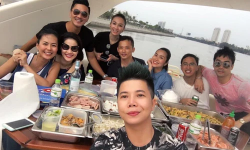 Vợ chồng Tăng Thanh Hà vui vẻ du xuân cùng bạn bè