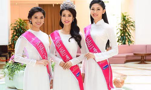 Hoa hậu Đỗ Mỹ Linh xuất hiện rạng rỡ sau đăng quang