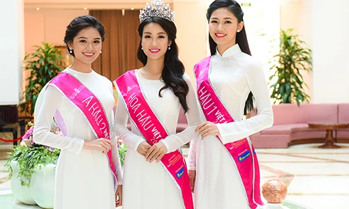 Hoa hậu Đỗ Mỹ Linh xuất hiện rạng rỡ sau đăng quang