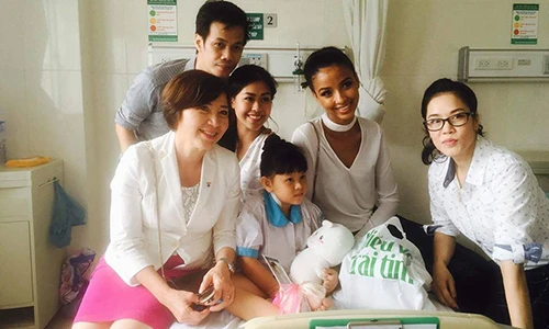 Thu Phương cùng Hoa hậu Pháp 2014 đến thăm bệnh nhân nhí
