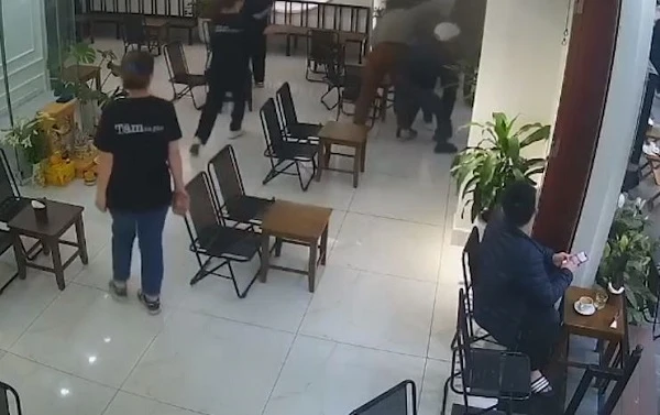 Video: Camera ghi cảnh khách uống cà phê bắt nghi phạm trộm điện thoại