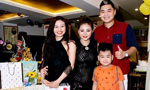 Hình ảnh Lê Giang bên con trước ồn ào với Duy Phương