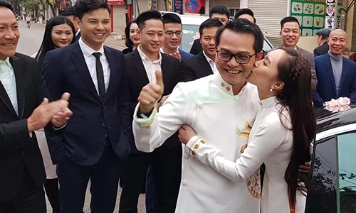 Trung Hiếu tình tứ bên vợ kém 19 tuổi trong lễ ăn hỏi