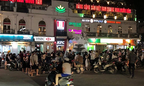 Trà đá vỉa hè ở khu vực Hoàn Kiếm tấp nập như chưa hề có dịch