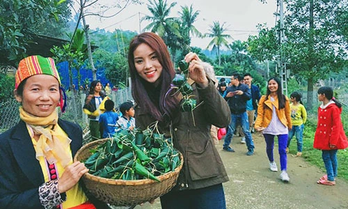 Hoa hậu Kỳ Duyên đón Tết sớm cùng người dân vùng cao