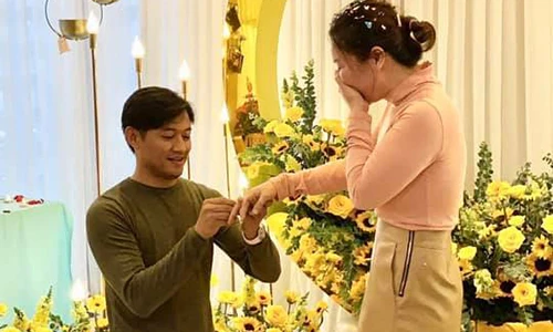 Quý Bình khoe hình ảnh cầu hôn có 1-0-2 với bà xã doanh nhân