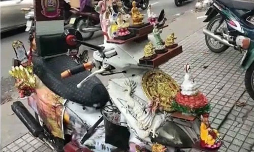 Video: "Xe máy cõi thiên thai" trừ tà tháng cô hồn xôn xao cộng đồng mạng