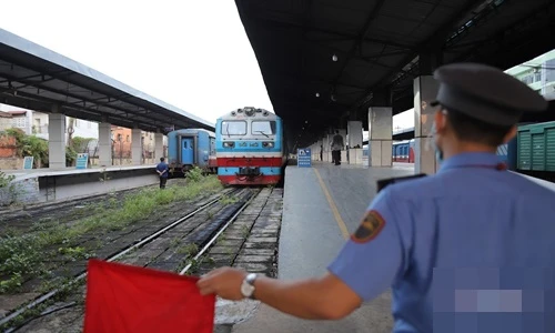 Chuyến tàu đầu tiên vào ga Sài Gòn, hàng trăm khách được về thẳng nhà