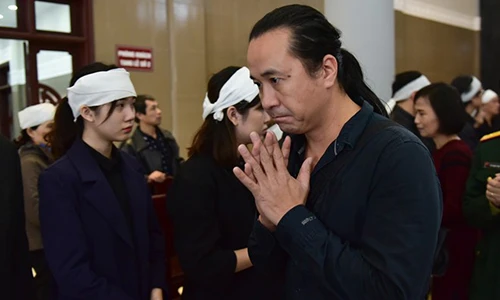 Nghệ sĩ Việt nghẹn ngào trong đám tang nhạc sĩ Hoàng Dương