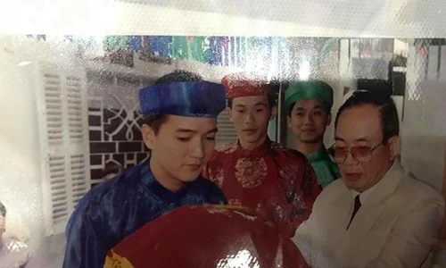 Lộ ảnh Đàm Vĩnh Hưng - Hoài Linh đi bê tráp gây sốt