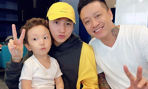 Hot Face sao Việt 24h: Con trai Tuấn Hưng xấu hổ khi gặp Sơn Tùng 