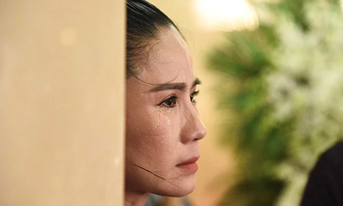Đồng nghiệp khóc nghẹn khi đến viếng nghệ sĩ Anh Vũ