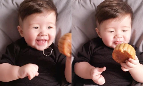 Con trai Elly Trần thích thú gặm bánh trung thu