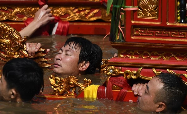 Tục lệ rước kiệu dưới nước trong giá lạnh kỳ lạ ở Thái Bình