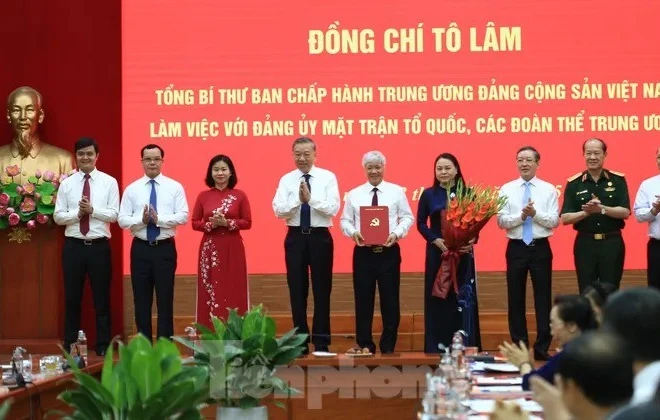 Trao Quyết định thành lập Cơ quan Ủy ban Trung ương MTTQ Việt Nam
