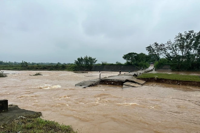 Ngầm tràn Trại Ngựa ở Thái Nguyên bị nước cuốn trôi. Ảnh: Quang Linh.
