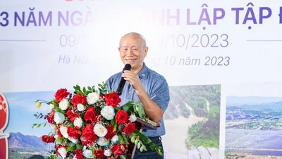 Hai cha con Chủ tịch sáng lập Hà Đô chi hàng trăm tỷ gom cổ phiếu