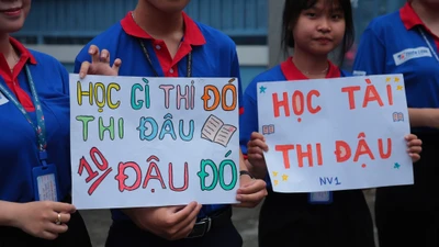 Những tấm biển tiếp sức mùa thi ấn tượng