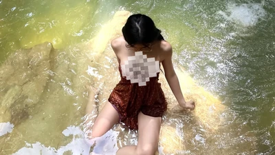Danh tính “gái xinh tắm suối” với trang phục gây tranh cãi