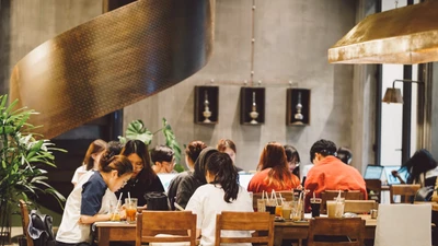 Netizen tranh cãi chuyện khách “cắm rễ” tại các quán cà phê