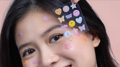 Miếng dán mụn thành phụ kiện make-up khiến gen Z mê mẩn