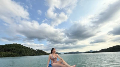 MC Cát Tường diện bikini đi bắt hến khiến netizen "ná thở"