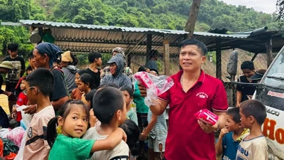 Xúc động hình ảnh người đàn ông mang băng vệ sinh cứu trợ vùng lũ cho chị em