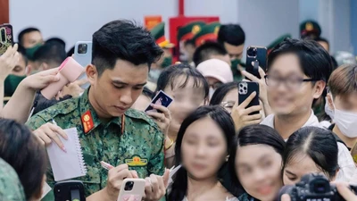 Hàng trăm người vây quanh "nam thần quân đội" Lê Hoàng Hiệp