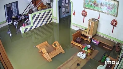 Xót xa trước hình ảnh miền Trung chìm trong biển nước