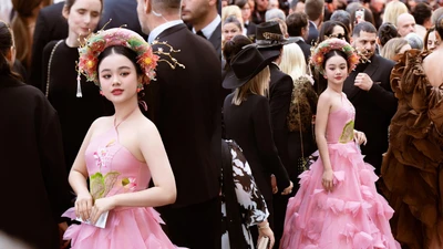 Mẫu Việt 13 tuổi nổi bật trên thảm đỏ LHP Cannes 2025