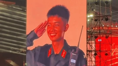 Danh tính chiến sĩ gây sốt với nụ cười duyên ở "concert quốc gia"