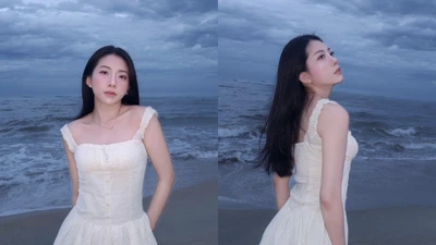"Nàng thơ Sài thành" khoe dáng ngọt ngào trên bãi biển