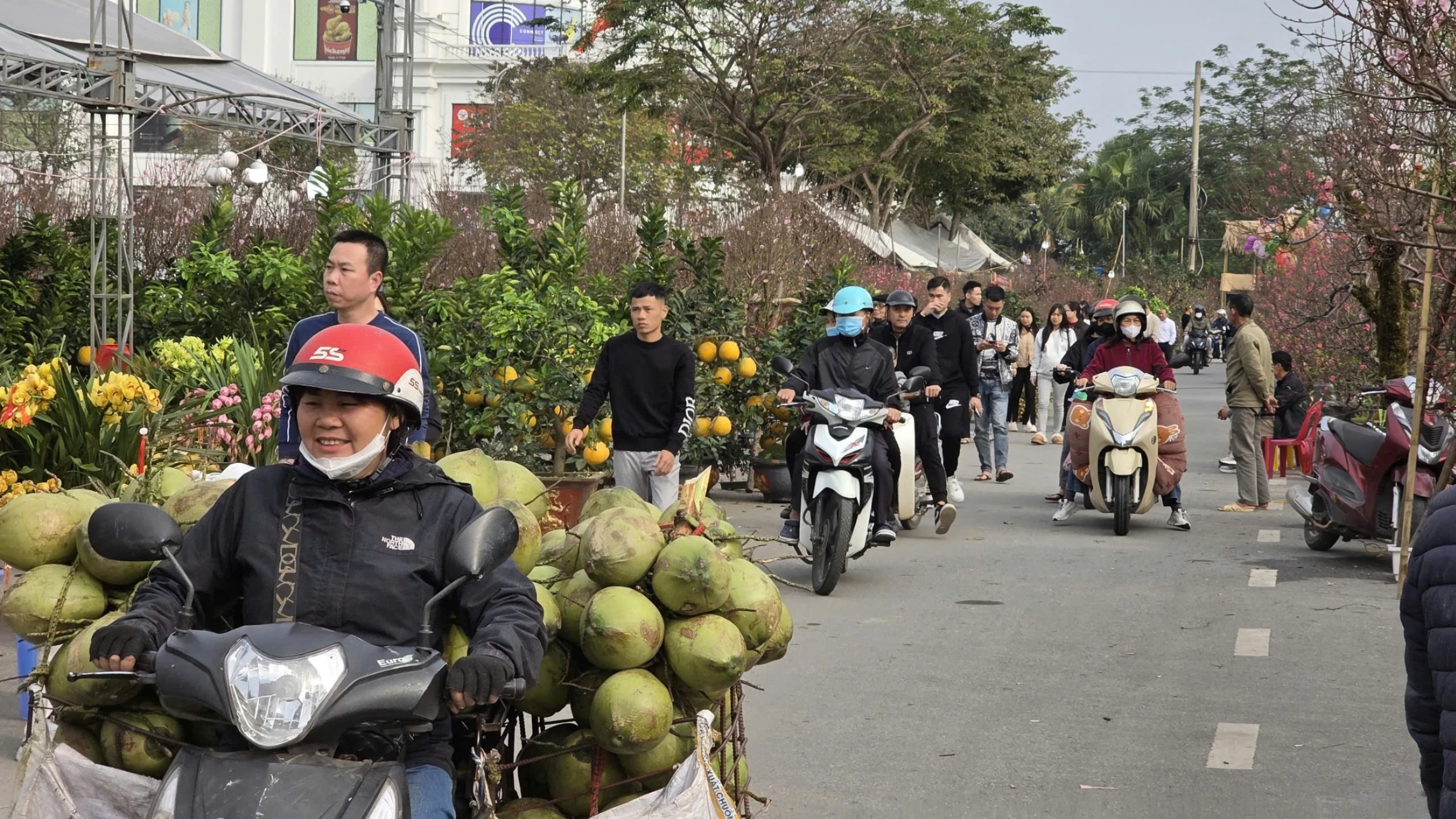 Chợ Tết Thanh niên Phú Thọ nhộn nhịp trở lại sau mưa rét