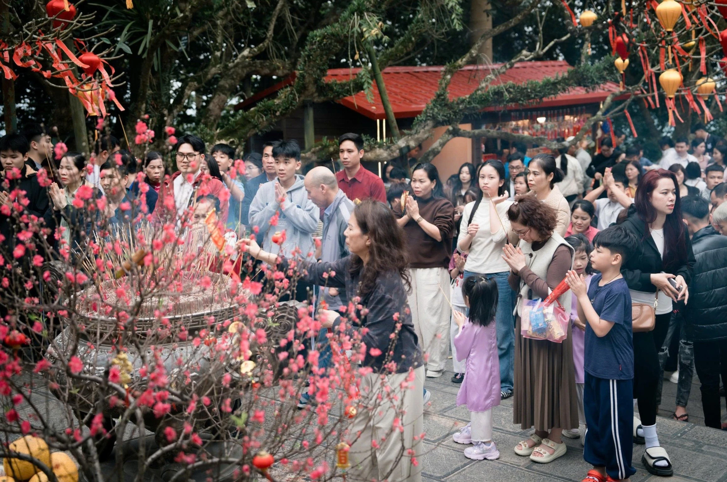 Hàng nghìn người hành hương về Đền Hùng những ngày đầu xuân Bính Ngọ