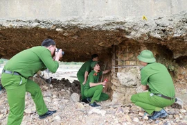 Cận cảnh cầu sông Lô móng lộ cốt thép rỉ sắt đang bị điều tra