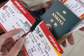 Đình chỉ cán bộ cửa khẩu sân bay xé thẻ của khách 