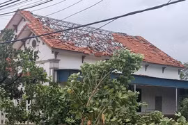 Lốc xoáy quét qua khu dân cư ở Hải Phòng, tốc mái nhà dân