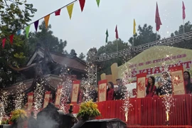 Chủ tịch Hải Phòng khai bút Xuân Bính Ngọ tại đền thờ Chu Văn An