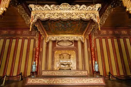 Vụ phá ngai vàng triều Nguyễn – UBND TP Huế báo cáo gì?