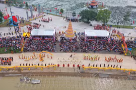 Diễn xướng Hội quân trên sông Lục Đầu thu hút hàng nghìn người đến xem