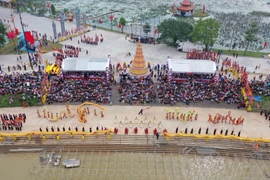 Diễn xướng Hội quân trên sông Lục Đầu thu hút hàng nghìn người đến xem