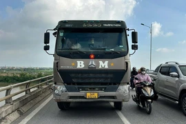 Xe tải va chạm xe máy trên cầu Hàn, một người phụ nữ tử vong
