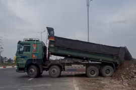 Thuê xe tải đổ chất thải rắn ra môi trường, một người đàn ông bị khởi tố