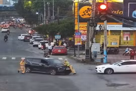 Tạm giữ hình sự người đàn ông lao xe ô tô vào CSGT