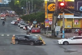 Tạm giữ hình sự người đàn ông lao xe ô tô vào CSGT